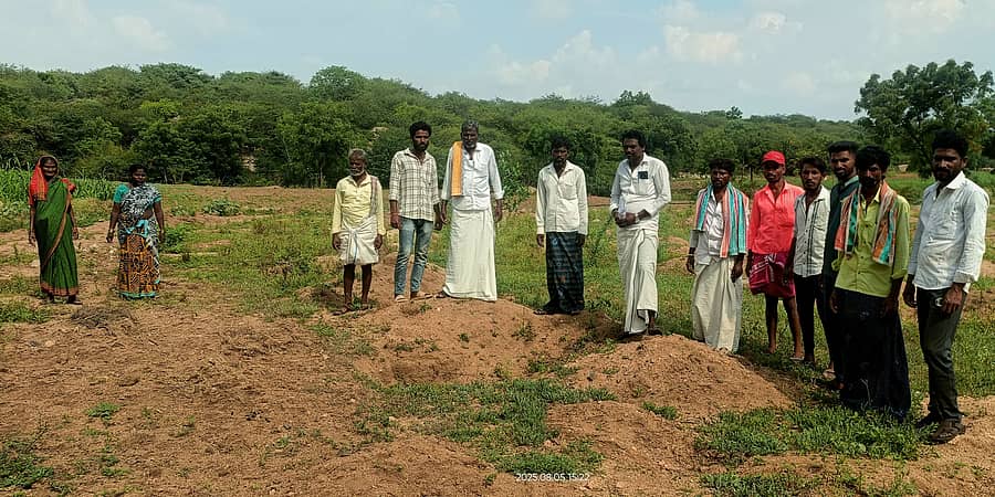 ಕವಿತಾಳ ಸಮೀಪದ ಕಾಚಾಪುರದ ಜಮೀನುಗಳಲ್ಲಿ ಅರಣ್ಯ ಇಲಾಖೆ ಅಧಿಕಾರಿಗಳು ಗುಂಡಿ ತೋಡಿರುವುದನ್ನು ರೈತರು ಖಂಡಿಸಿದರು