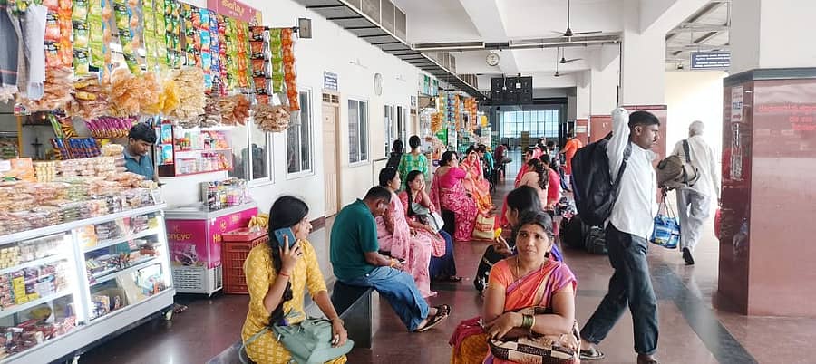 ದೀರ್ಘ ದೂರ ಬಸ್‌ಗಳಿಗಾಗಿ ಉಡುಪಿ ಕೆಎಸ್‌ಆರ್‌ಟಿಸಿ ಬಸ್‌ ನಿಲ್ದಾಣದಲ್ಲಿ ಕಾಯುತ್ತಿದ್ದ ಪ್ರಯಾಣಿಕರು 