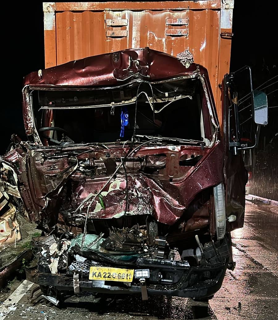 ಅಪಘಾತದಲ್ಲಿ ಕ್ಯಾಂಟರ್ ವಾಹನ ನಜ್ಜು–ಗುಜ್ಜಾಗಿರುವುದು