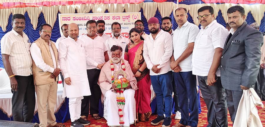 <div class="paragraphs"><p>ರಾಮನಗರದ ವಿಜಯನಗರದ ಬನ್ನಿಮಂಟಪದ ಆವರಣದಲ್ಲಿ ನಾದ ಸಂಜೀವಿನಿ ಸಾಂಸ್ಕ್ರತಿಕ ಕಲಾ ಟ್ರಸ್ಟ್ ಹಮ್ಮಿಕೊಂಡಿದ್ದ ಜಾನಪದ ಜಾತ್ರೆ ಹಾಗೂ ಸಾಂಸ್ಕ್ರತಿಕ ಕಾರ್ಯಕ್ರಮದಲ್ಲಿ ಖ್ಯಾತ ಜಾನಪದ ಗಾಯಕ ಮಳವಳ್ಳಿಯ ಎಂ. ಮಹದೇವಸ್ವಾಮಿ ಅವರನ್ನು ಶಾಸಕ ಎಚ್.ಎ. ಇಕ್ಬಾಲ್ ಹುಸೇನ್ ಮತ್ತು ನಗರಸಭೆ ಅಧ್ಯಕ್ಷ ಕೆ. ಶೇಷಾದ್ರಿ ಶಶಿ ಸನ್ಮಾನಿಸಿದರು.&nbsp;</p></div>