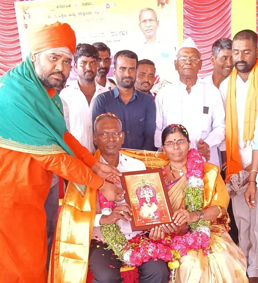 ಕಲಬುರಗಿ ತಾಲ್ಲೂಕಿನ ಹತಗುಂದಾ ಗ್ರಾಮದ ಸರ್ಕಾರಿ ಶಾಲೆಯ ಮುಖ್ಯ ಶಿಕ್ಷಕ ಹುದ್ದೆಯಿಂದ ನಿವೃತ್ತರಾದ ರಾಜಶೇಖರ ಗುಂಡದ ಅವರನ್ನು ಗುರುನಾಥ ಸ್ವಾಮೀಜಿ ಸನ್ಮಾನಿಸಿದರು