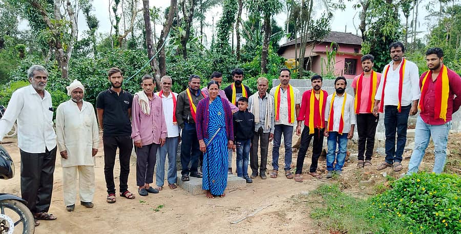ಹೆತ್ತೂರು ಹೋಬಳಿಯ ಬೊಮ್ಮನಕೆರೆ ಬಸ್‌ ನಿಲ್ದಾಣದ ಕಾಮಗಾರಿ ಸ್ಥಳದಲ್ಲಿ ಸೇರಿದ್ದ ಜನರು 