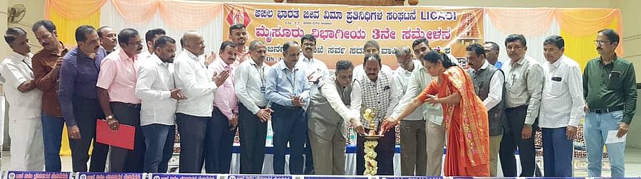 ನಂಜನಗೂಡಿನ ಜೆಎಸ್ಎಸ್ ಮಂಗಳ ಮಂಟಪದಲ್ಲಿ ಮಂಗಳವಾರ ನಡೆದ  ಜೀವ ವಿಮಾ ಪ್ರತಿನಿಧಿಗಳ ಮೈಸೂರು ವಿಭಾಗೀಯ ಸಮ್ಮೇಳನ ಹಾಗೂ  ಸರ್ವ ಸದಸ್ಯರ ವಾರ್ಷಿಕ ಮಹಾಸಭೆಯನ್ನು ಜೀವ ವಿಮಾ ನಿಗಮದ ಪ್ರತಿನಿಧಿಗಳ ರಾಷ್ಟೀಯ ಸಮಿತಿ ಅಧ್ಯಕ್ಷ ಎಲ್.ಮಂಜುನಾಥ್  ಉದ್ಘಾಟಿಸಿದರು.