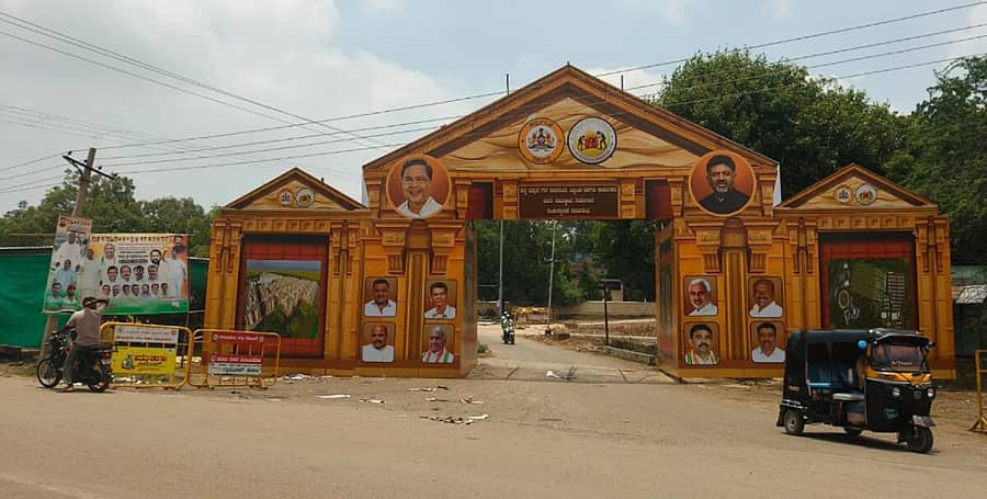 ಸಿಎಂ ಸಿದ್ದರಾಮಯ್ಯ ಆಗಮನಕ್ಕೆ ಸಿದ್ಧಗೊಂಡ ಹಟ್ಟಿ ಪಟ್ಟಣ