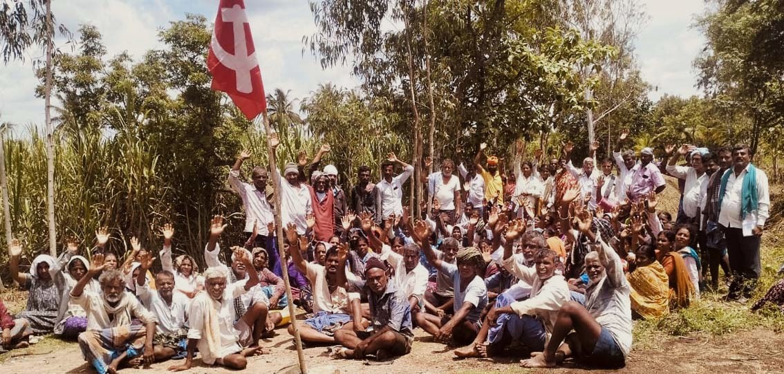 ಭಾರತೀನಗರ ಸಮೀಪದ ಕಾಡುಕೊತ್ತನಹಳ್ಳಿ ಗ್ರಾಮದಲ್ಲಿ ಪಂಚಾಯಿತಿ ವ್ಯಾಪ್ತಿಯಲ್ಲಿ ಕೇಂದ್ರ ಮತ್ತು ರಾಜ್ಯ ಸರ್ಕಾರಗಳು ಅಗತ್ಯ ವಸ್ತುಗಳ ಬೆಲೆ ಏರಿಕೆ ಮಾಡಿರುವುದನ್ನು ಖಂಡಿಸಿ ಪ್ರತಿಭಟಿಸಿದರು