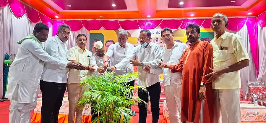 ರಾಯಬಾಗ ಪಟ್ಟಣದ ಮಹಾವೀರ ಭವನದಲ್ಲಿ ಮಂಗಳವಾರ ಹಮ್ಮಿಕೊಂಡಿದ್ದ ತಾಲ್ಲೂಕು ಪ್ರಾಥಮಿಕ ಕೃಷಿ ಪತ್ತಿನ ಸಹಕಾರಿ ಸಂಘದ ಅಧ್ಯಕ್ಷ ಹಾಗೂ ಆಡಳಿತ ಮಂಡಳಿಯ ಸದಸ್ಯರ ಸೌಹಾರ್ದಯುತ ಸಭೆಯನ್ನು ಶಾಸಕ ಹಾಗೂ ಕೆಎಂಎಫ್ ಅಧ್ಯಕ್ಷ ಬಾಲಚಂದ್ರ ಜಾರಕಿಹೊಳಿ ಹಾಗೂ ಮಾಜಿ ಸಂಸದ ಅಣ್ಣಾಸಾಹೇಬ ಜೊಲ್ಲೆ ಉದ್ಘಾಟಿಸಿದರು.