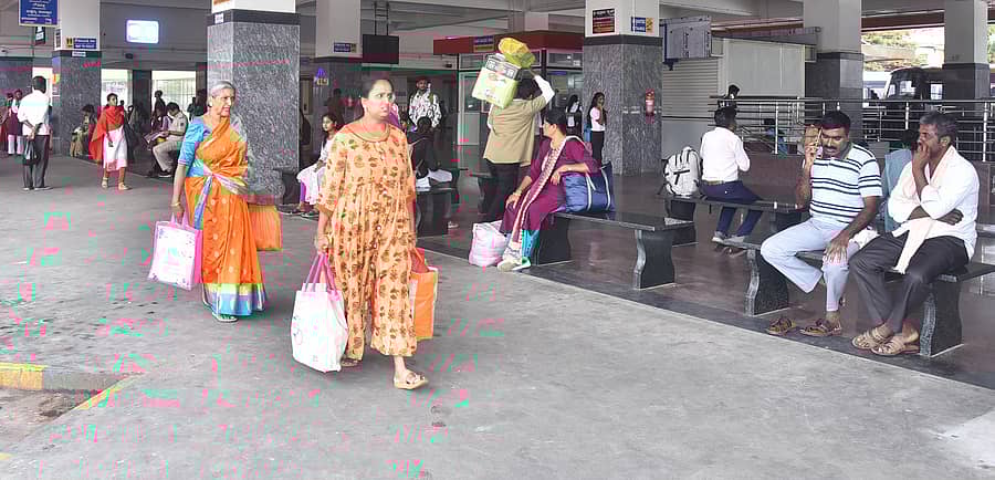 ತುಮಕೂರು ಕೆಎಸ್‌ಆರ್‌ಟಿಸಿ ಬಸ್‌ ನಿಲ್ದಾಣದಲ್ಲಿ ಮಂಗಳವಾರ ಬಸ್‌ಗಾಗಿ ಪ್ರಯಾಣಿಕರ ಪರದಾಟ
