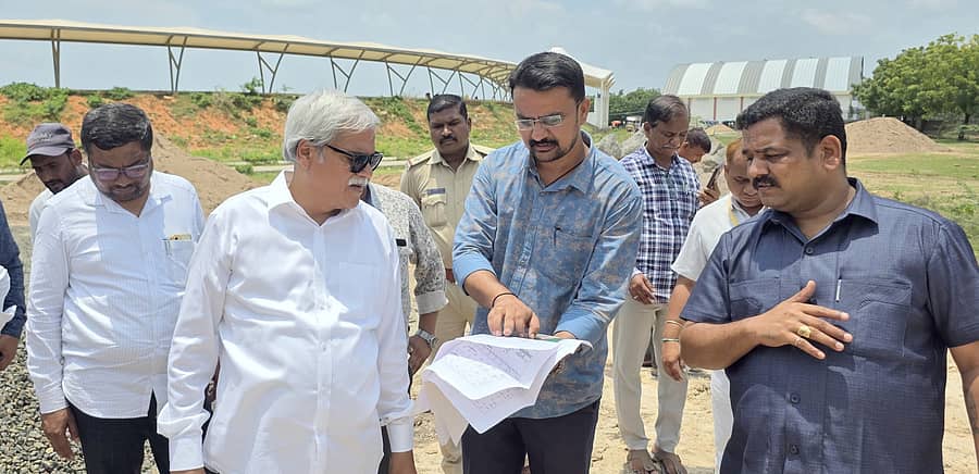ಶಹಾಪುರ ನಗರದ ಪ್ರಥಮ ದರ್ಜೆ ಕಾಲೇಜು ಆವರಣದಲ್ಲಿ ನಿರ್ಮಿಸುತ್ತಿರುವ ಓಪನ್ ಜಿಮ್ ಕಟ್ಟಡ ಕಾಮಗಾರಿಯನ್ನು ಮಂಗಳವಾಋ ಸಚಿವ ಶರಣಬಸಪ್ಪ ದರ್ಶನಾಪುರ ಪರಿಶೀಲನೆ ನಡೆಸಿದರು