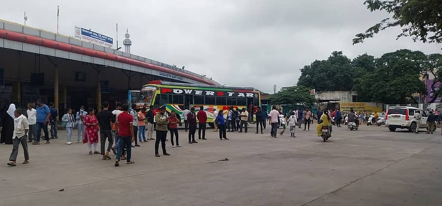 ಮುಷ್ಕರದ ಹಿನ್ನೆಲೆಯಲ್ಲಿ ರಾಮನಗರದ ಕೆಎಸ್‌ಆರ್‌ಟಿಸಿ ಬಸ್‌ ನಿಲ್ದಾಣದಲ್ಲಿ ಸರ್ಕಾರಿ ಬಸ್‌ಗಳ ಸುಳಿವಿರಲಿಲ್ಲ. ಖಾಸಗಿ ಬಸ್ಸೊಂದು ನಿಲ್ದಾಣದಲ್ಲಿ ಬೀಡುಬಿಟ್ಟು ಜನರನ್ನು ಹತ್ತಿಸಿಕೊಳ್ಳುತ್ತಿದ್ದ ದೃಶ್ಯ ಕಂಡುಬಂತು