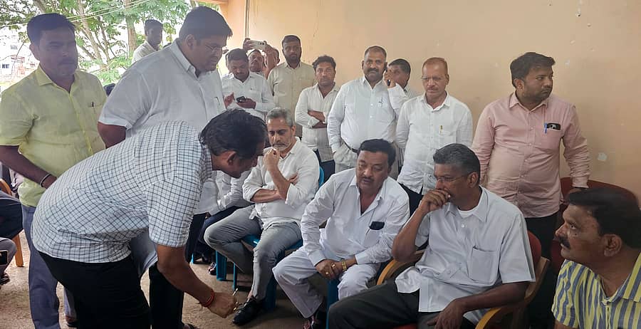 ಹುಕ್ಕೇರಿಯಲ್ಲಿ ಮಂಗಳವಾರ ಹುಕ್ಕೇರಿ ಗ್ರಾಮೀಣ ವಿದ್ಯುತ್ ಸಹಕಾರಿ ಸಂಘದ ಕಚೇರಿ ಆವರಣದಲ್ಲಿ ಜಿಲ್ಲಾ ಉಸ್ತುವಾರಿ ಸಚಿವ ಸತೀಶ್ ಜಾರಕಿಹೊಳಿ ಜನರ ಅಹವಾಲು ಆಲಿಸಿದರು