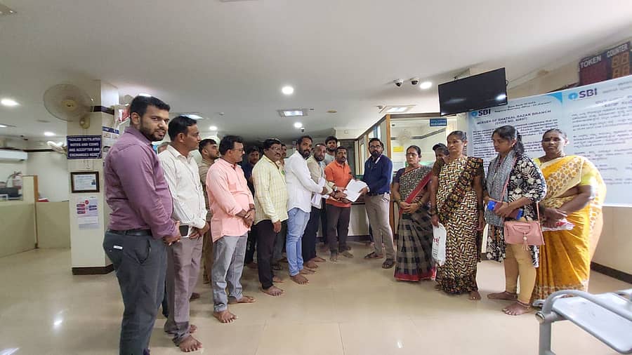 ಎಸ್‌ಬಿಐ ಬಜಾರ್‌ ಶಾಖೆಯನ್ನು ಮುಖ್ಯ ಶಾಖೆಯಲ್ಲಿ ವಿಲೀನ ಮಾಡದಂತೆ ಆಸರಕೇರಿ ಭುವನೇಶ್ವರಿ ಕನ್ನಡ ಸಂಘದ ವತಿಯಿಂದ ಮನವಿ ನೀಡಲಾಯಿತು
