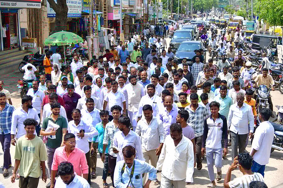 ಕೊಪ್ಪಳದ ವಾಲ್ಮೀಕಿ ಭವನದಿಂದ ಮಂಗಳವಾರ ಕೊಲೆಯಾದ ಗವಿಸಿದ್ದಪ್ಪ ನಾಯಕ ಅವರ ಮನೆಯ ತನಕ ವಿವಿಧ ಸಮಾಜಗಳ ಜನ ಪಾದಯಾತ್ರೆ ಮೂಲಕ ಸಾಗಿದರು