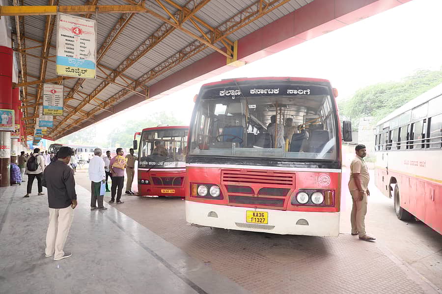 ರಾಯಚೂರಿನ ಕೇಂದ್ರ ಬಸ್‌ ನಿಲ್ದಾಣದಲ್ಲಿ ಮಂಗಳವಾರ ಪ್ರಯಾಣಿಕರ ಸಂಖ್ಯೆ ಕಡಿಮೆ ಇತ್ತು
