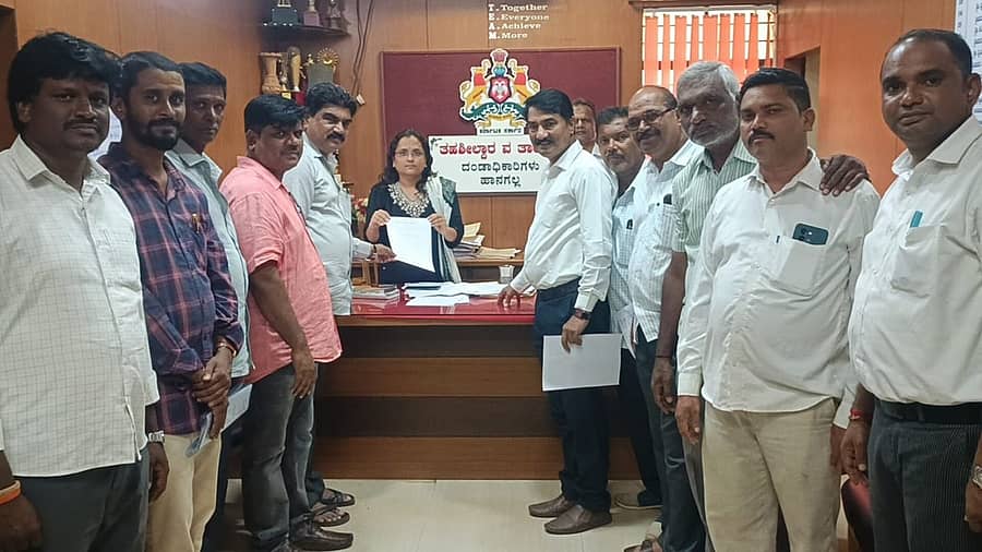 ಹಾನಗಲ್‌ ಬಂದ್‌ಗೆ ಕರೆ ನೀಡಿರುವ ಬಗ್ಗೆ  ತಹಶೀಲ್ದಾರ್ ರೇಣುಕಾ ಎಸ್‌. ಅವರಿಗೆ ನಾಗರಿಕರ ಹಿತರಕ್ಷಣಾ ಸಮಿತಿಯ ಸದಸ್ಯರು ಮಂಗಳವಾರ ಮನವಿ ಸಲ್ಲಿಸಿದರು
