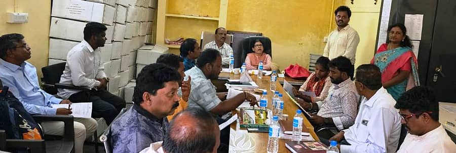 ಕಮಲನಗರ ಪಟ್ಟಣದ ತಾಲ್ಲೂಕು ಪಂಚಾಯತ ಸಭಾಂಗಣದಲ್ಲಿ ಆಡಳಿತಾಧಿಕಾರಿಗಳು ಹಾಗೂ ಕೃಷಿ ಇಲಾಖೆ ಜಂಟಿ ನಿರ್ದೇಶಕರಾದ ದೇವಿಕಾ ರವರ ಅಧ್ಯಕ್ಷತೆಯಲ್ಲಿ 2025-26 ನೇ ಸಾಲಿನ ವಿವಿಧ ಇಲಾಖೆಗಳ ಅನುಷ್ಠಾನ ಅಧಿಕಾರಿಗಳಿಗೆ ಪ್ರಗತಿ ಪರಿಶೀಲನಾ ಸಭೆ ನಡೆಸಿದರು.