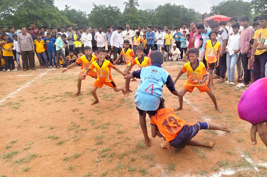 ಆಲಮಟ್ಟಿಯಲ್ಲಿ ಜರುಗಿದ ವಲಯ ಮಟ್ಟದ ಕ್ರೀಡಾಕೂಟದಲ್ಲಿ ಕಬಡ್ಡಿ ಪಂದ್ಯದ ನೋಟ