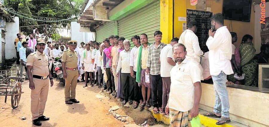 <div class="paragraphs"><p>ಯಾದಗಿರಿ ಜಿಲ್ಲೆಯ ರಸಗೊಬ್ಬರ ಅಂಗಡಿಯೊಂದರ ಬಳಿ ರೈತರನ್ನು ಸಾಲುಗಟ್ಟಿ ನಿಲ್ಲಿಸಿದ ಪೊಲೀಸರು</p></div>