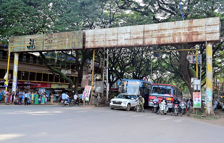 ಹುಬ್ಬಳ್ಳಿಯ ಡಾ. ಬಿ.ಆರ್‌. ಅಂಬೇಡ್ಕರ್‌ ವೃತ್ತದ ಬಳಿ ಅಳವಡಿಸಿರುವ ಮಾರ್ಗಸೂಚಿ ಫಲಕದಲ್ಲಿನ ಬರಹ ಸಂಪೂರ್ಣ ಅಳಿಸಿ ಹೋಗಿದೆ