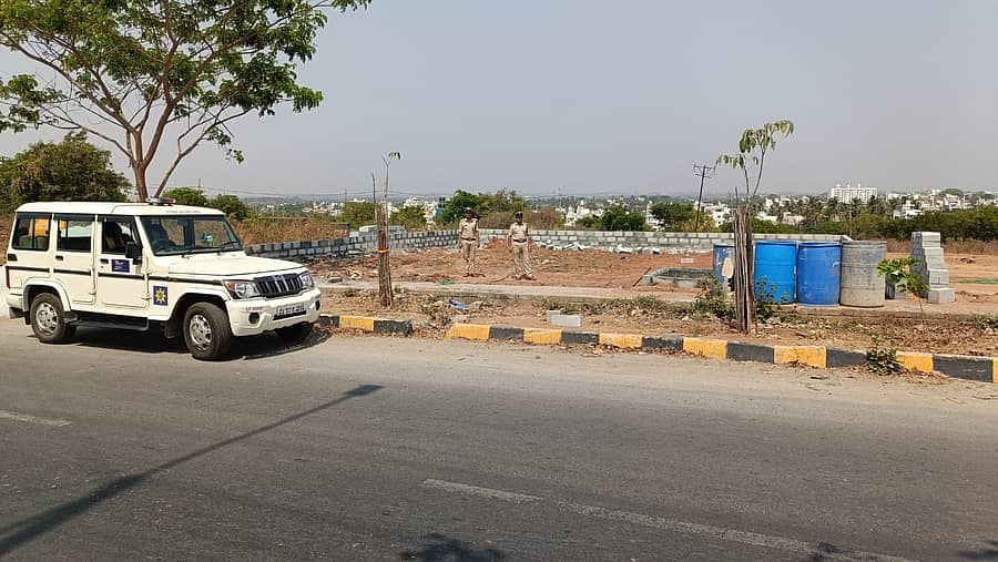 ಸರ್ ಎಂ. ವಿಶ್ವೇಶ್ವರಯ್ಯ ಬಡಾವಣೆಯ 2ನೇ ಬ್ಲಾಕ್‌ನ ಸಿ.ಎ ನಿವೇಶನ 9ರಲ್ಲಿ ಅಕ್ರಮ ನಿರ್ಮಾಣವನ್ನು ಅಗ್ನಿಶಾಮಕ ದಳ ಪೊಲೀಸರೇ ನಿಲ್ಲಿಸಿದ್ದರು