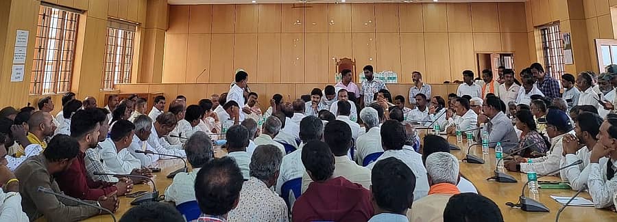 ರಾಮನಗರದ ಜಿಲ್ಲಾಧಿಕಾರಿ ಕಚೇರಿ ಸಭಾಂಗಣದಲ್ಲಿ ಮಂಗಳವಾರ ನಡೆದ ಡಿ. ದೇವರಾಜು ಅರಸು ಜನ್ಮದಿನ ಆಚರಣೆ ಕಾರ್ಯಕ್ರಮದ ಪೂರ್ವಸಿದ್ಧತಾ ಸಭೆಯಲ್ಲಿ  ಹಿಂದುಳಿದ ವರ್ಗಗಳ ಮುಖಂಡರು ಹೆಚ್ಚಿನ ಸಂಖ್ಯೆಯಲ್ಲಿ ಭಾಗವಹಿಸಿದ್ದರು