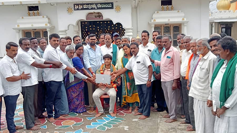 ಶ್ರೀರಂಗಪಟ್ಟಣ ತಾಲ್ಲೂಕಿನ ಎಂ. ಶೆಟ್ಟಹಳ್ಳಿ ಗ್ರಾಮದ ಮಹೇಶ್ ಅವರ ಮಗ ಜೀವನ್‌ ಅವರಿಗೆ ಎನ್‌. ಶಂಕರೇಗೌಡ ಚಾರಿಟಬಲ್‌ ವತಿಯಿಂದ ಬಿಜೆಪಿ ಮುಖಂಡ ಇಂಡುವಾಳು ಸಚ್ಚಿದಾನಂದ ಮಂಗಳವಾರ ಲ್ಯಾಪ್‌ಟಾಪ್‌ ವಿತರಿಸಿದರು 