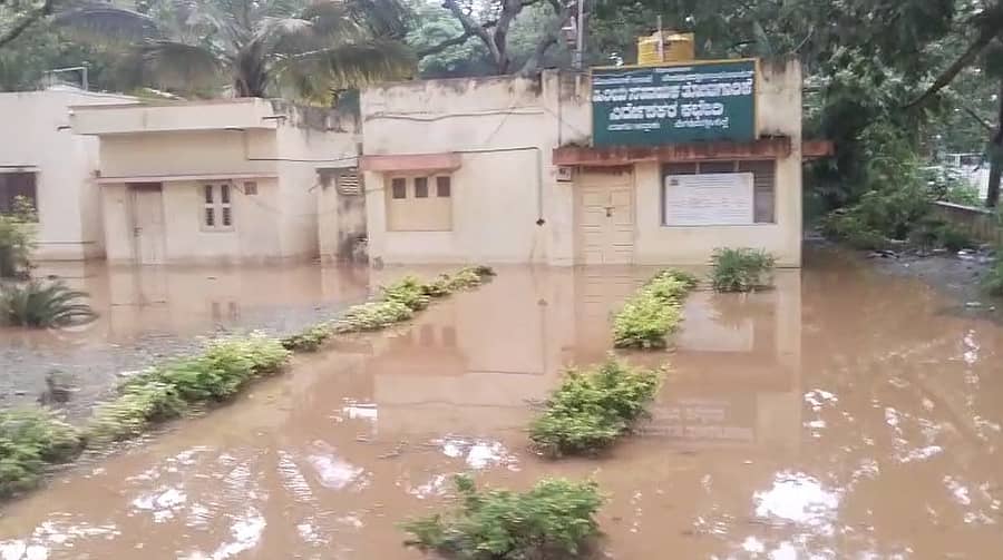 ಮಾಗಡಿ ಪಟ್ಟಣದ ತೋಟಗಾರಿಕೆ ಇಲಾಖೆ ಆವರಣಕ್ಕೆ ಮಳೆ ನೀರು ನುಗ್ಗಿರುವುದು