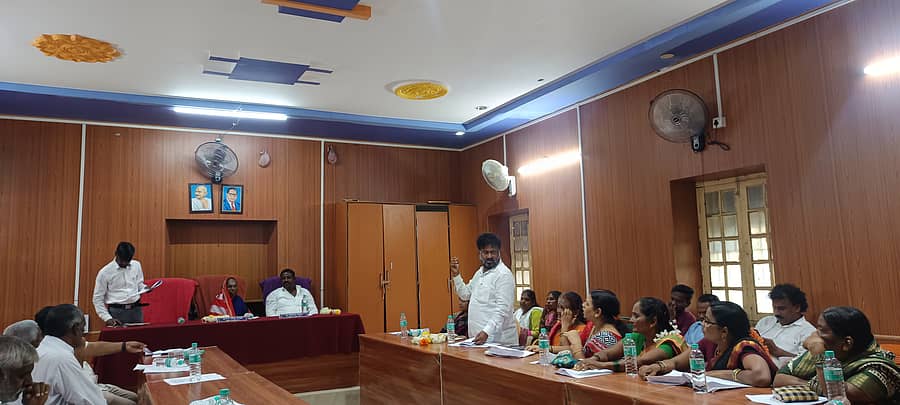 ರೋಣ ಪುರಸಭೆಯ ಸಭಾಭವನದಲ್ಲಿ ನಡೆದ ಸಾಮಾನ್ಯ ಸಭೆಯಲ್ಲಿ ಮುಖ್ಯಾಧಿಕಾರಿ ರಮೇಶ ಹೊಸಮನಿ ವೆಚ್ಚದ ವಿವರ ಮಂಡನೆ ಮಾಡುತ್ತಿದ್ದ ಸಂದರ್ಭದಲ್ಲಿ ಸದಸ್ಯರು ಆಕ್ರೋಶ ವ್ಯಕ್ತಪಡಿಸಿದರು