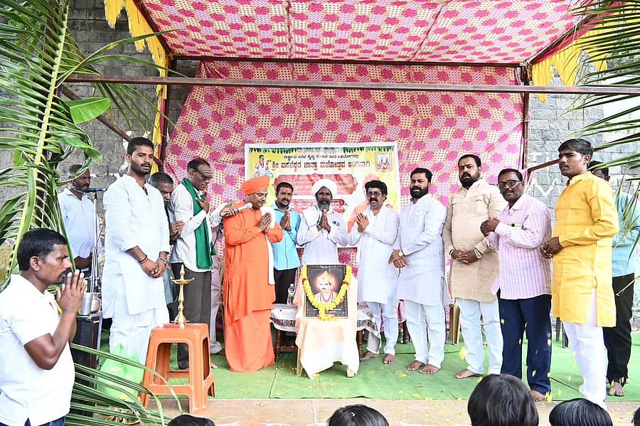 ಬಸವನಬಾಗೇವಾಡಿ ತಾಲ್ಲೂಕಿನ ರೆಬಿನಾಳ‌ ಗ್ರಾಮದಲ್ಲಿ ಹಮ್ಮಿಕೊಂಡಿದ್ದ ಬಸವ ಸಂಸ್ಕೃತಿ‌ ಅಭಿಯಾನದ ಚಿಂತನ ಮಂಥನ ಕಾರ್ಯಕ್ರಮದಲ್ಲಿ ಬಸವೇಶ್ವರರ ಚಿತ್ರಕ್ಕೆ ಪೂಜೆ ಸಲ್ಲಿಸಲಾಯಿತು