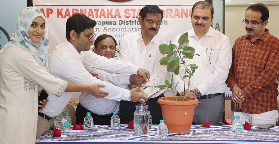 ಸಿಂದಗಿ ಪಟ್ಟಣದ ಮೊಗಲಾಯಿ ಮಲ್ಟಿ ಸ್ಪೆಷಾಲಿಟಿ ಆಸ್ಪತ್ರೆಯಲ್ಲಿ ಹಮ್ಮಿಕೊಂಡಿದ್ದ ವಿಶ್ವ ಸ್ತನ್ಯಪಾನ ಸಪ್ತಾಹ ಕಾರ್ಯಕ್ರಮವನ್ನು ಭಾರತೀಯ ಮಕ್ಕಳ ತಜ್ಞರ ಸಂಘದ ರಾಜ್ಯ ಘಟಕದ ಅಧ್ಯಕ್ಷ ಡಾ. ಎಸ್.ವಿ.ಪಾಟೀಲ ಉದ್ಘಾಟಿಸಿದರು