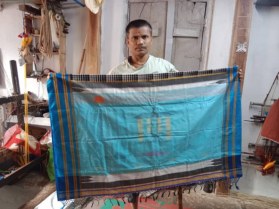 ರಾಜ್ಯಮಟ್ಟದ ಕೈಮಗ್ಗ ನೇಕಾರ ಪ್ರಶಸ್ತಿಗೆ ಆಯ್ಕೆಯಾದ ಕಮತಗಿಯ ‘ಇಳಕಲ್ ಕಾಟನ್ ಮೊಮೆಂಟೊ ಸೀರೆ’ಯೊಂದಿಗೆ ಪ್ರಶಸ್ತಿ ಪುರಸ್ಕೃತ ಲಕ್ಷ್ಮಣ ಕಕ್ಕಣ್ಣವರ