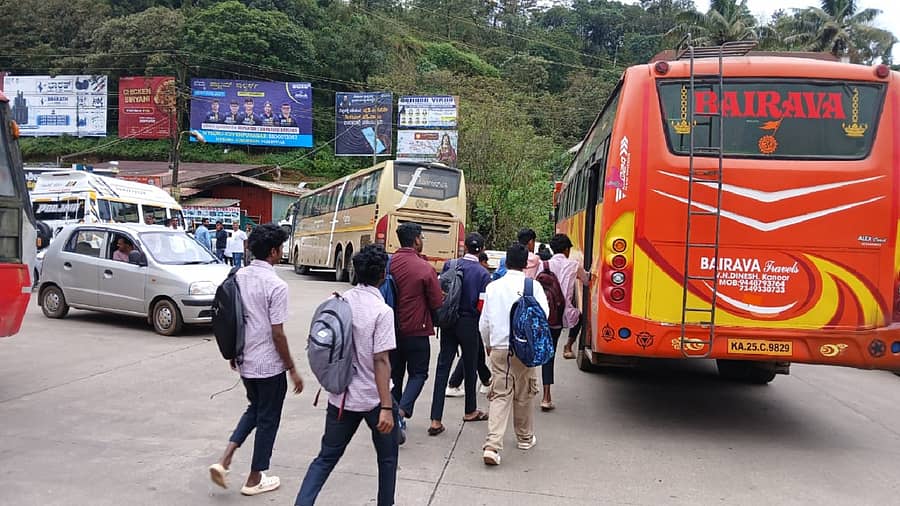 ಕೆಎಸ್‌ಆರ್‌ಟಿಸಿ ನೌಕರರ ಮುಷ್ಕರದಿಂದ ಪ್ರಯಾಣಿಕರು ಮಂಗಳವಾರ ಸಂಚಾರಕ್ಕೆ ಖಾಸಗಿ ಬಸ್‌ಗಳನ್ನೇ ನೆಚ್ಚಿಕೊಂಡಿದ್ದರು  ಪ್ರಜಾವಾಣಿ ಚಿತ್ರ: ರಂಗಸ್ವಾಮಿ