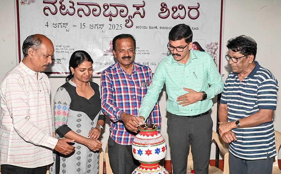 ಮೈಸೂರಿನ ಕಲಾಮಂದಿರದ ಆವರಣದಲ್ಲಿ ಸಂಚಲನ ಮೈಸೂರು ಆಯೋಜಿಸಿದ್ದ ನಟನಾಭ್ಯಾಸ ಶಿಬಿರವನ್ನು ಕನ್ನಡ ಮತ್ತು ಸಂಸ್ಕೃತಿ ಇಲಾಖೆಯ ಸಹಾಯಕ ನಿರ್ದೇಶಕ ಎಂ.ಡಿ.ಸುದರ್ಶನ್ ಉದ್ಘಾಟಿಸಿದರು   ಪ್ರಜಾವಾಣಿ ಚಿತ್ರ