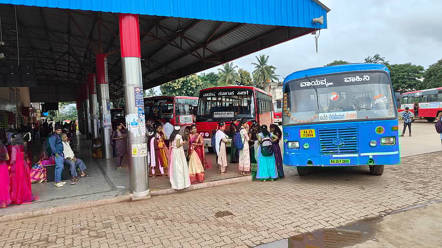 ಹಾವೇರಿ ಕೇಂದ್ರ ನಿಲ್ದಾಣದಲ್ಲಿ ಮಂಗಳವಾರ ಯಥಾಪ್ರಕಾರ ಬಸ್‌ಗಳು ಸಂಚರಿಸಿದವು