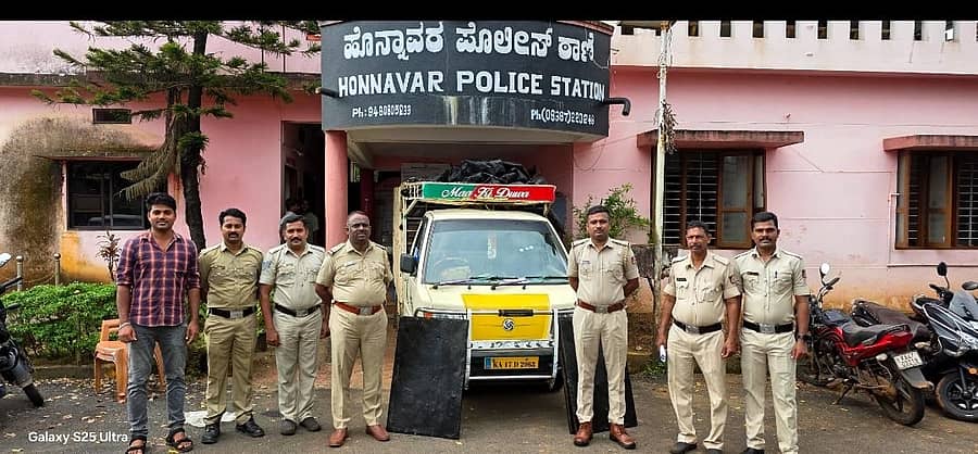 ಹೊನ್ನಾವರ ತಾಲ್ಲೂಕಿನ ಕಾಸರಕೋಡದಲ್ಲಿ ಕಬ್ಬಿಣದ ಸೆಂಟ್ರಲ್ ಕಳವು ಮಾಡಿದ ಆರೋಪಿಗಳಿಂದ ವಶಪಡಿಸಿಕೊಂಡ ವಾಹನದೊಂದಿಗೆ ಪೊಲೀಸರು 