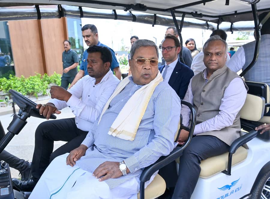 ಸ್ಯಾಪ್‌ಲ್ಯಾಬ್ಸ್‌ ಇನ್ನೋವೇಷನ್ ಪಾರ್ಕ್ ಉದ್ಘಾಟನೆ ಕಾರ್ಯಕ್ರಮದಲ್ಲಿ ಭಾಗವಹಿಸಲು ಎಲೆಕ್ಟ್ರಿಕ್ ವಾಹನದಲ್ಲಿ ಬಂದ ಸಿದ್ದರಾಮಯ್ಯ. ಪ್ರಿಯಾಂಕ್‌ ಖರ್ಗೆ ಜೊತೆಯಲ್ಲಿದರು. 