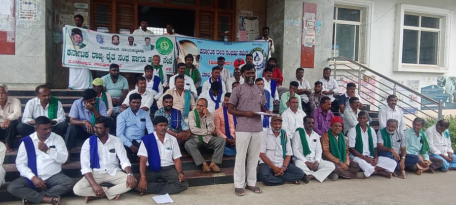ತಿ.ನರಸೀಪುರ ಪಟ್ಟಣದ ಪುರಸಭೆಯಲ್ಲಿನ ತೆರಿಗೆ ವಂಚನೆ ಪ್ರಕರಣವನ್ನು‌ ಸಮಗ್ರ ತನಿಖೆ ಮಾಡಿಸುವಂತೆ ಒತ್ತಾಯಿಸಿ ಕದಸಂಸ (ಭೀಮವಾದ) ಹಾಗೂ ರಾಜ್ಯ ರೈತ ಸಂಘ ಹಸಿರು ಸೇನೆ ಕಾರ್ಯಕರ್ತರು ನಡೆಸಿದ ಪ್ರತಿಭಟನೆಯಲ್ಲಿ ಸಮಿತಿಯ ವಿಭಾಗೀಯ ರಾಜ್ಯ ಸಂಚಾಲಕ ಆಲಗೂಡು ಚಂದ್ರಶೇಖರ್ ಮಾತನಾಡಿದರು.