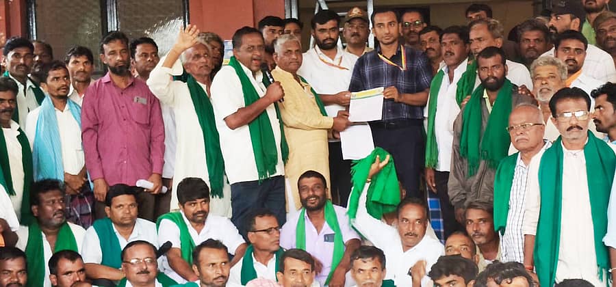 ಬ್ಯಾಡಗಿ ಪಟ್ಟಣದ ಉಚ್ಚೆಂಗಮ್ಮ ದೇವಸ್ಥಾನ ಬಳಿ ಜಾನುವಾರುಗಳನ್ನು ಕಡಿದು ಮಾಂಸ ಮಾರಾಟ ಮಾಡುತ್ತಿರುವವರ ವಿರುದ್ಧ ಕಾನೂನು ಕ್ರಮ ಕೈಕೊಳ್ಳುವಂತೆ ಆಗ್ರಹಿಸಿ ಶಿವಶರಣ ಹರಳಯ್ಯ ಸಮಾಜದ ಮುಖಂಡರು ಪುರಸಭೆ ಮುಖ್ಯಾಧಿಕಾರಿಗೆ ಮನವಿ ಸಲ್ಲಿಸಿದರು