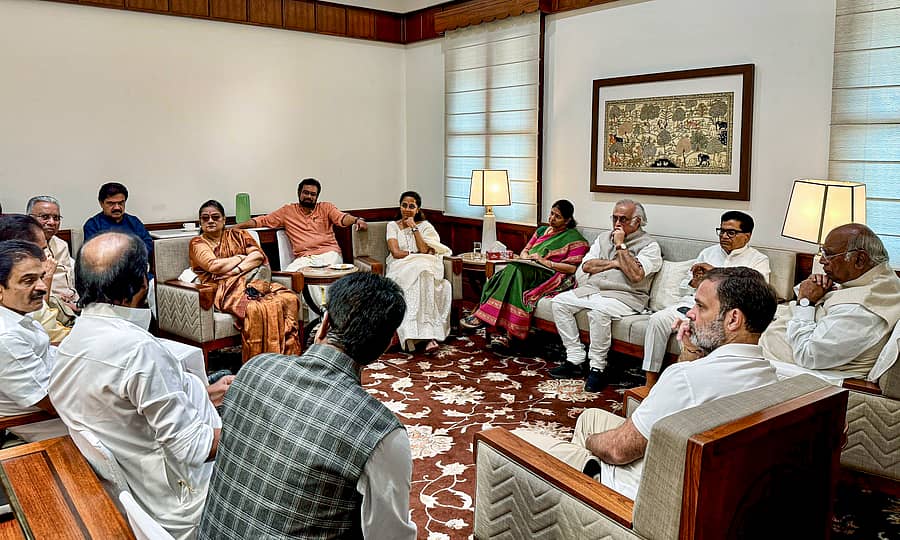 ನವದೆಹಲಿಯಲ್ಲಿ ‘ಇಂಡಿಯಾ’ ಮೈತ್ರಿಕೂಟದ ಪಕ್ಷಗಳ ನಾಯಕರು ಮಂಗಳವಾರ ಸಭೆ ನಡೆಸಿದರು. ರಾಹುಲ್‌ ಗಾಂಧಿ, ಮಲ್ಲಿಕಾರ್ಜುನ ಖರ್ಗೆ, ಕನಿಮೊಳಿ, ಸುಪ್ರಿಯಾ ಸುಳೆ ಮತ್ತಿತ್ತರರು ಇದ್ದಾರೆ  ಪಿಟಿಐ ಚಿತ್ರ
