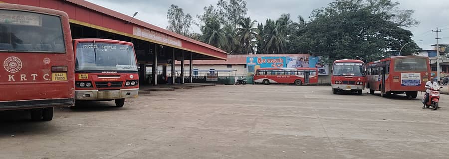 ಸಾರಿಗೆ ಸಿಬ್ಬಂದಿ ಮುಷ್ಕರದಿಂದ ಮುಂಡಗೋಡ ಬಸ್‌ ನಿಲ್ದಾಣದಲ್ಲಿ ಗ್ರಾಮೀಣ ಭಾಗಗಳಿಗೆ ಹೋಗುವ ಬಸ್‌ಗಳು ಮಾತ್ರ ನಿಂತಿದ್ದವು
