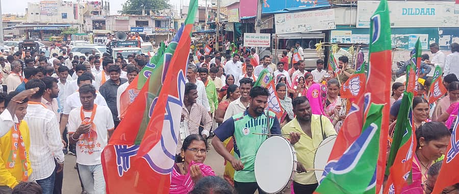 ಕಾಳಗಿ ಪಟ್ಟಣ ಪಂಚಾಯಿತಿ ಚುನಾವಣೆ ಹಿನ್ನೆಲೆಯಲ್ಲಿ ಬಿಜೆಪಿ ಮುಖಂಡರು, ಕಾರ್ಯಕರ್ತರು ಮಂಗಳವಾರ ಮೆರವಣಿಗೆಯೊಂದಿಗೆ ಆಗಮಿಸಿ ಅಭ್ಯರ್ಥಿಗಳ ನಾಮಪತ್ರ ಸಲ್ಲಿಸಿದರು 
