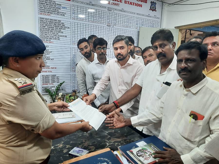 ನಗರದ ಉಪ್ಪಾರಪೇಟೆ ಪೊಲೀಸ್‌ ಠಾಣೆಗೆ ದೂರು ನೀಡಿದ ಬಿಜೆಪಿ ಮುಖಂಡರು. 