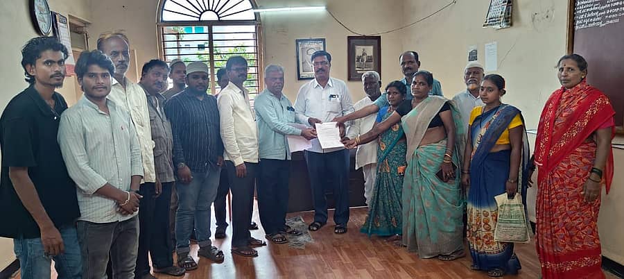 ಸವದತ್ತಿ ತಾಲ್ಲೂಕಿನ ಹೂಲಿಕಟ್ಟಿ ಗ್ರಾಮದಲ್ಲಿ ಶಾಲಾ ಮಕ್ಕಳ ಕುಡಿಯುವ ನೀರಿನ ತೊಟ್ಟಿಗೆ ವಿಷ ಬೆರೆಸಿದ ದುಷ್ಕರ್ಮಿಗಳಿಗೆ ಕಠಿಣ ಶಿಕ್ಷೆ ನೀಡುವಂತೆ ಆಗ್ರಹಿದಿ ಎಂದು ರಾಮದುರ್ಗದ ವಿವಿಧ ಸಂಘಟನೆಗಳು ತಹಶೀಲ್ದಾರ್ ಸಂಜಯ ಖಾತೆದಾರ ಅವರಿಗೆ ಮನವಿ ಸಲ್ಲಿಸಿದರು