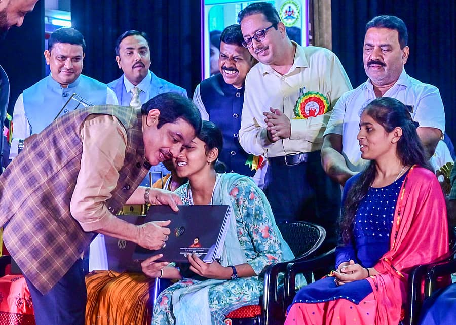 <div class="paragraphs"><p>ಅಲ್ಪಸಂಖ್ಯಾತರ ಕಲ್ಯಾಣ ಸಚಿವ ಝಮೀರ್ ಅಹ್ಮದ್ ಅವರು ಎಸ್‌ಎಸ್‌ಎಲ್‌ಸಿಯಲ್ಲಿ ಅಧಿಕ ಅಂಕ ಗಳಿಸಿದ ವಿದ್ಯಾರ್ಥಿಗಳಿಗೆ ಲ್ಯಾಪ್‌ಟಾಪ್‌ ಹಾಗೂ ಪ್ರೋತ್ಸಾಹಧನ ನೀಡಿದರು.</p></div>