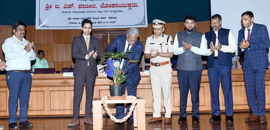 <div class="paragraphs"><p>ಬೆಳಗಾವಿಯ ಸುವರ್ಣ ವಿಧಾನಸೌಧದ ಸೆಂಟ್ರಲ್‌ ಹಾಲ್‌ನಲ್ಲಿ ಬುಧವಾರ ನಡೆದ ಅಧಿಕಾರಿಗಳ ಸಭೆಯನ್ನು ಲೋಕಾಯುಕ್ತ ನ್ಯಾಯಮೂರ್ತಿ ಬಿ.ಎಸ್.ಪಾಟೀಲ ಉದ್ಘಾಟಿಸಿದರು</p></div>
