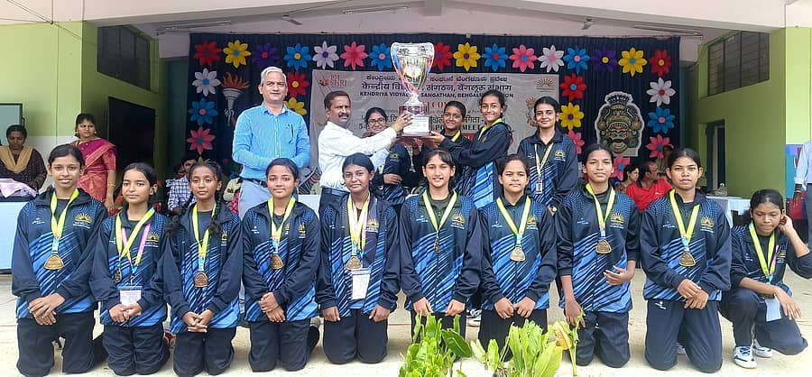 ಕೇಂದ್ರಿಯ ವಿದ್ಯಾಲಯಗಳ ರಾಷ್ಟ್ರೀಯ ಕ್ರೀಡಾಕೂಟದ ಕಬಡ್ಡಿ ಸ್ಪರ್ಧೆಯ 14 ವರ್ಷದೊಳಗಿನ ಪ್ರಶಸ್ತಿ ಗೆದ್ದ ಕೋಲ್ಕತ್ತ ಬಾಲಕಿಯರ ತಂಡ