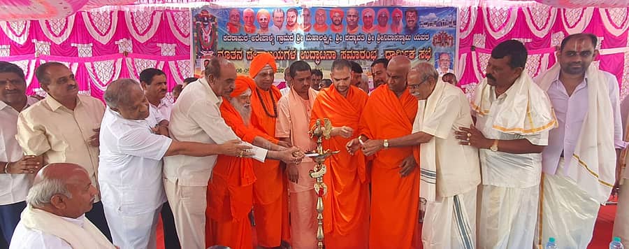 ಕುಣಿಗಲ್ ತಾಲ್ಲೂಕು ಕದರಪುರದದಲ್ಲಿ ಶ್ರೀನಿವಾಸ ಸ್ವಾಮಿ ಪರಿವಾರ ದೇವತೆಗಳ ದೇಗುಲ ಸಮುಚ್ಛಯ ಲೋಕಾರ್ಪಣೆ ಧಾರ್ಮಿಕ ಸಭೆಯನ್ನು ನಂಜಾವಧೂತ ಸ್ವಾಮೀಜಿ ಉದ್ಘಾಟಿಸಿದರು. ನಿಶ್ಚಲಾನಂದನಾಥ ಸ್ವಾಮಿ, ಧರ್ಮದರ್ಶಿ ಬೋರೆಗೌಡ ಉಪಸ್ಥಿತರಿದ್ದರು