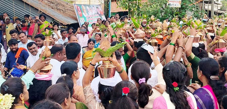 ಹಿರೀಸಾವೆ ಹೋಬಳಿಯ ಸೋರೆಕಾಯಿಪುರದಲ್ಲಿ ಮಲ್ಲಿಗಮ್ಮ, ದುರ್ಗಮ್ಮ, ಮುನೇಶ್ವರ ಹಾಗೂ ಮಾರಿಯಮ್ಮ ದೇವಾಲಯಗಳ ಲೋಕಾರ್ಪಣೆ ಪ್ರಯುಕ್ತ ಬುಧವಾರ ಪೂರ್ಣ ಕುಂಭಗಳ ಮೆರವಣಿಗೆ ನಡೆಯಿತು 