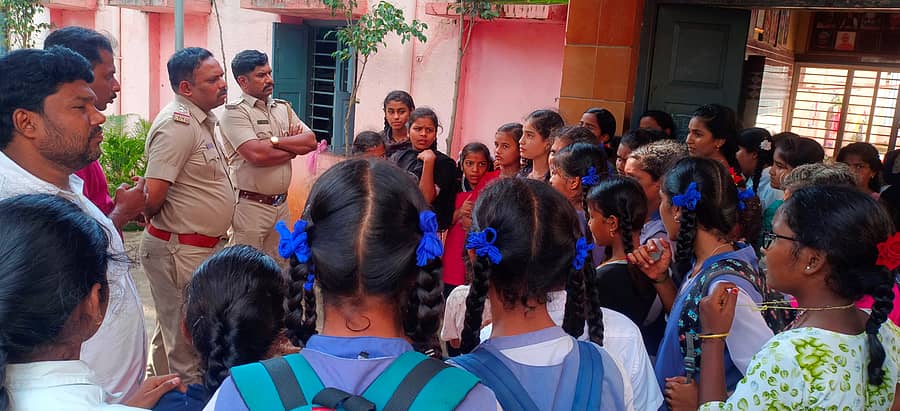 ಹರಿಹರದ ಸಮಾಜ ಕಲ್ಯಾಣ ಇಲಾಖೆಯ ಮೆಟ್ರಿಕ್ ಪೂರ್ವ ಹಾಸ್ಟೆಲ್ಗೆ ಬುಧವಾರ ನಾಗರಿಕ ಹಕ್ಕು ಜಾರಿ ನಿರ್ದೇಶನಾಲಯದ ಅಧಿಕಾರಿಗಳು ಭೇಟಿ ನೀಡಿ ವಿದ್ಯಾರ್ಥಿಯರಿಂದ ಮಾಹಿತಿ ಪಡೆದರು