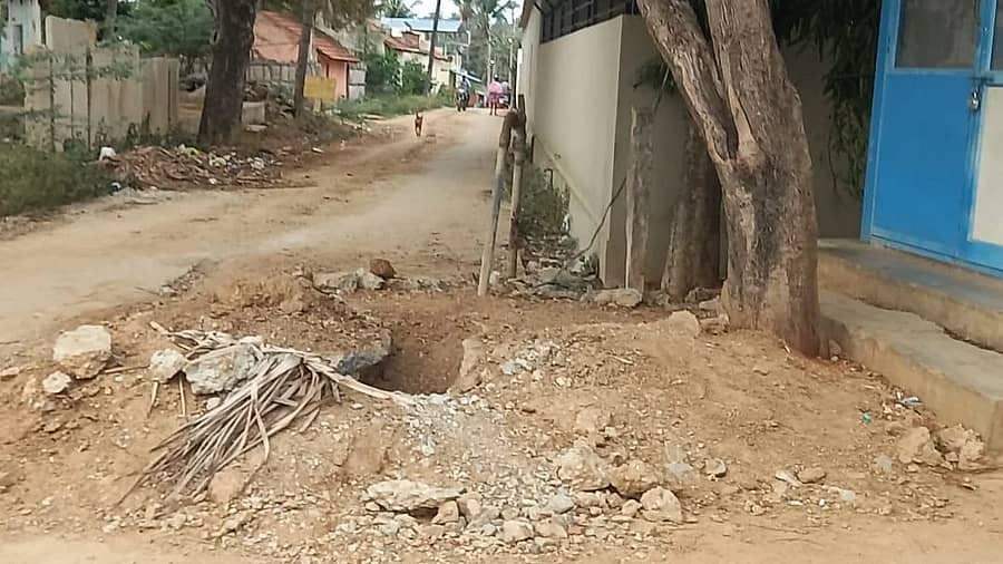 ಹಿರಿಯೂರು ತಾಲ್ಲೂಕಿನ ಆದಿವಾಲ ಗ್ರಾಮದಲ್ಲಿ ಜಲಜೀವನ್ ಮಿಷನ್ ಯೋಜನೆಗೆ ನಲ್ಲಿ ಅಳವಡಿಸಲು ರಸ್ತೆಯಲ್ಲಿ ಗುಂಡಿ ತೋಡಿರುವುದು