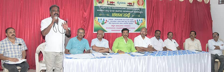 ನೇಗಿಲಯೋಗಿ ಸಮಾಜಸೇವಾ ಟ್ರಸ್ಟ್ ಸಭಾಂಗಣದಲ್ಲಿ ಬುಧವಾರ ನಡೆದ ಸಭೆಯಲ್ಲಿ ಮೋಹನ್‌ಕುಮಾರ್ ಗೌಡ ಮಾತನಾಡಿದರು. ಎನ್. ಗಂಗರಾಜು, ಪಿ.ಎಸ್. ನಟರಾಜು, ರವಿಕುಮಾರ್, ಅನೂಪ್‌, ವಾಸು ಜೊತೆಗಿದ್ದರು